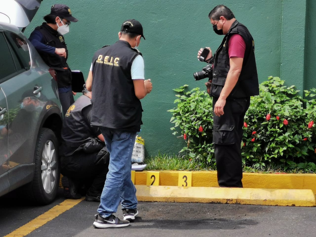 Agentes inspeccionan el vehículo de Santos Álvarez al momento de su captura. (Foto: Hemeroteca PL)