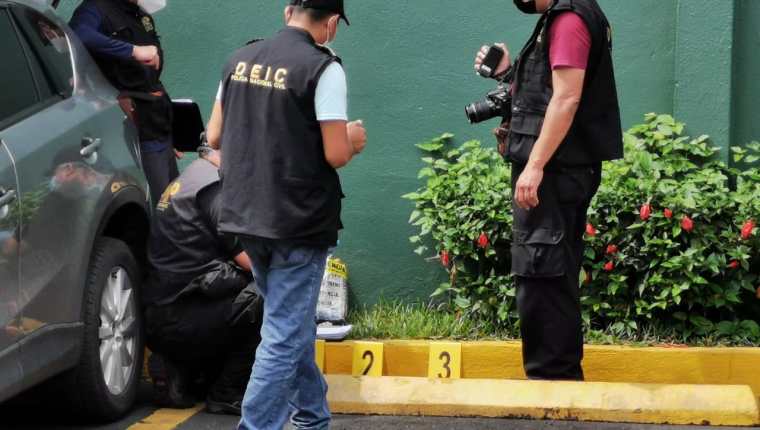 Agentes inspeccionan el vehículo de Santos Álvarez al momento de su captura. (Foto: Hemeroteca PL)