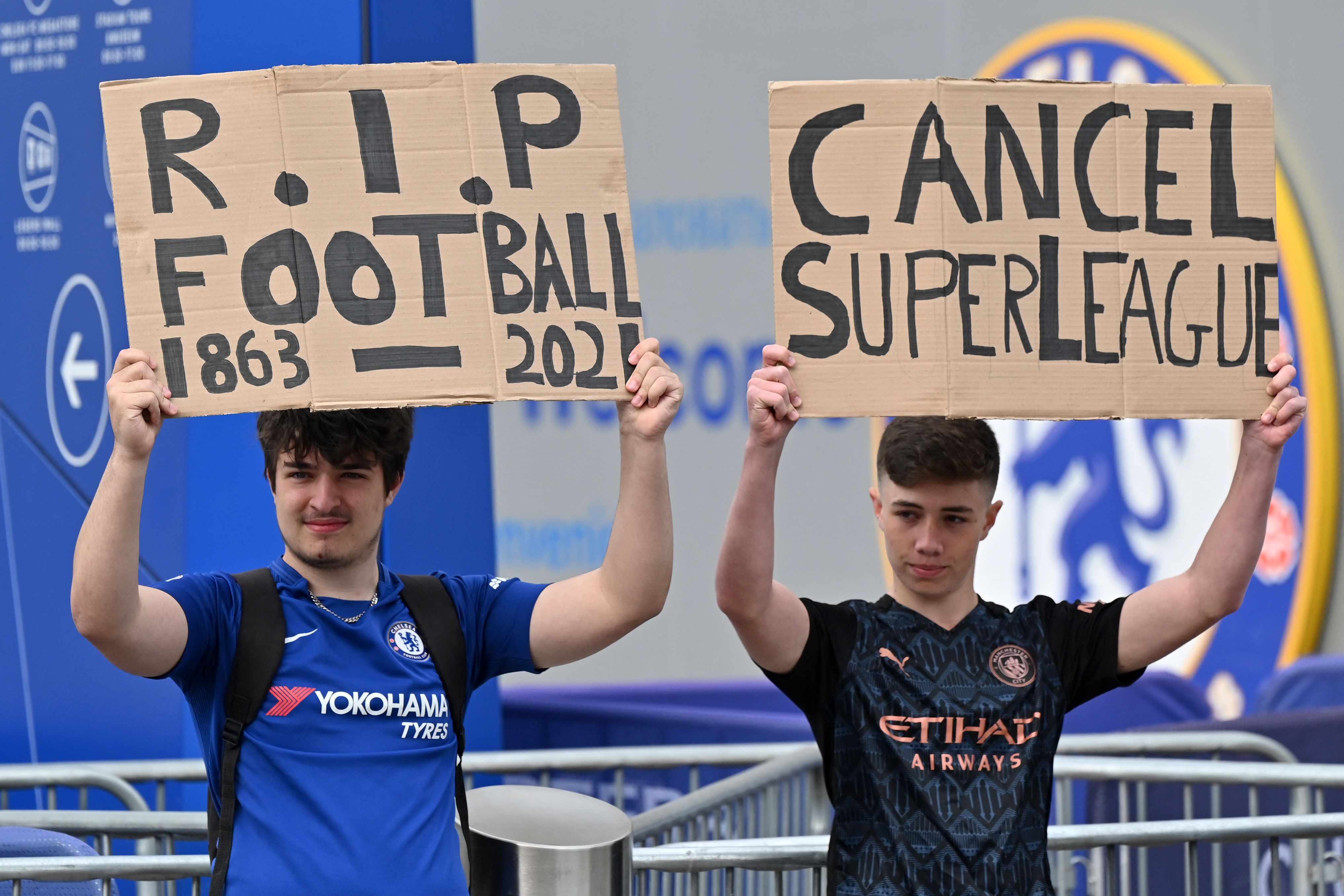 Aficionados del Chelsea inglés protestan contra la Superliga europea. Foto: AFP