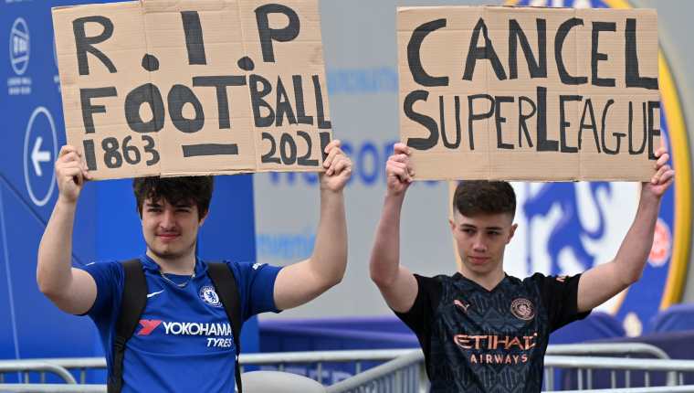 Aficionados del Chelsea inglés protestan contra la Superliga europea. Foto: AFP