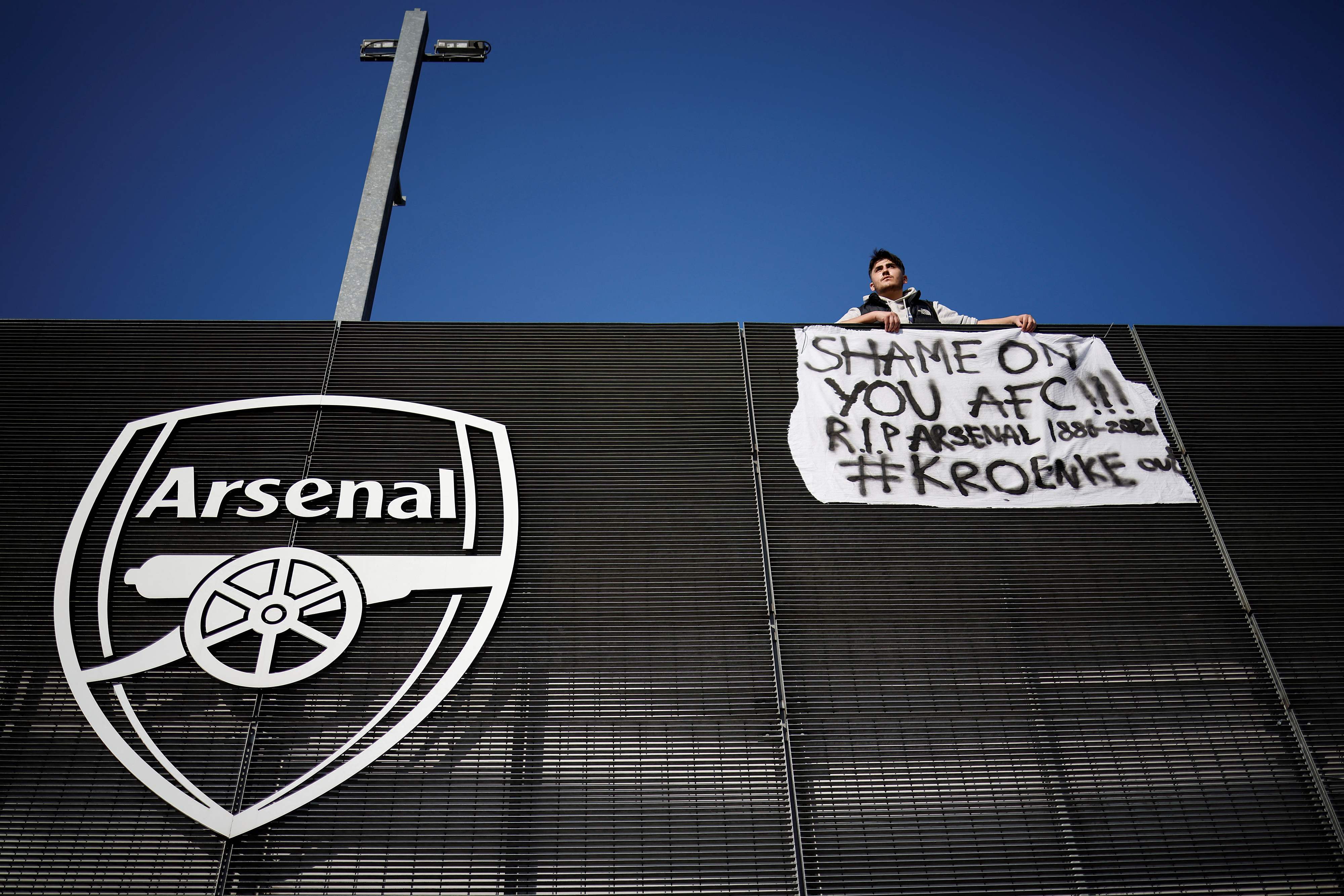 Un aficionado del Arsenal protesta contra el club, que forma parte de la docena de equipos que plantea una competencia distinta a la Champions League. Foto: AFP