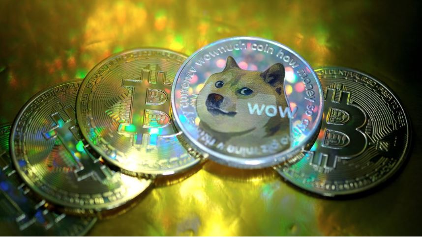 En esta ilustración fotográfica, las representaciones visuales de las criptomonedas digitales, Dogecoin y Bitcoin están organizadas el 29 de enero de 2021 en Katwijk, Países Bajos. Foto: Yuriko Nakao / Getty Images