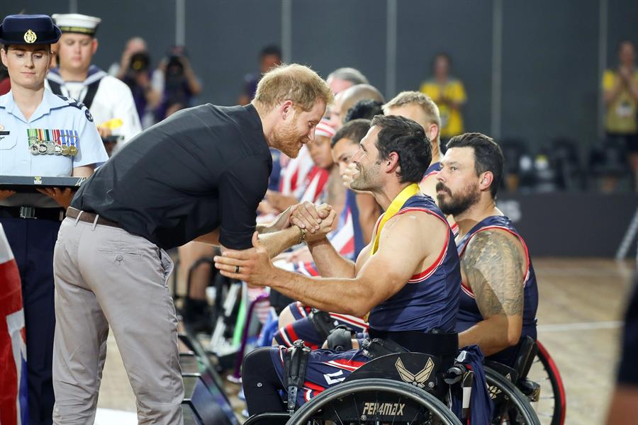 Fotografía cedida por Invictus Games Foundation donde aparece el príncipe Harry mientras saluda a unos jugadores de baloncesto en silla de ruedas que participan en los Juegos Invictus. (Foto Prensa Libre: EFE)