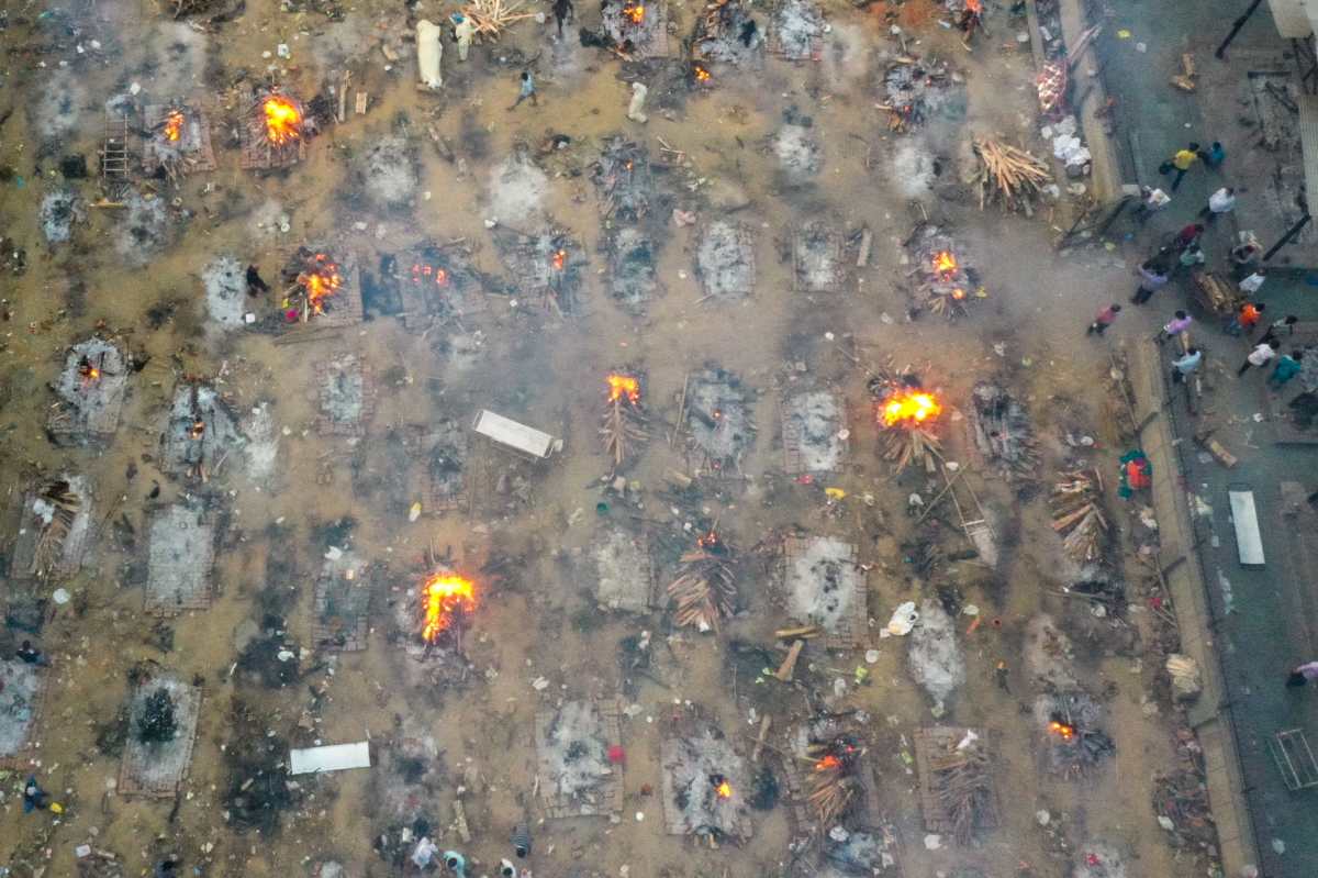 Impactantes y dramáticas imágenes de cremaciones masivas que muestran como India sufre la crisis del coronavirus