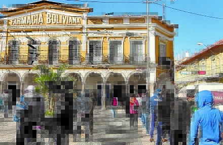 Grupo de personas hace fila para comprar dióxido de cloro en una farmacia de Bolivia, el 9 de julio de 2020. (Foto Prensa Libre: EFE)