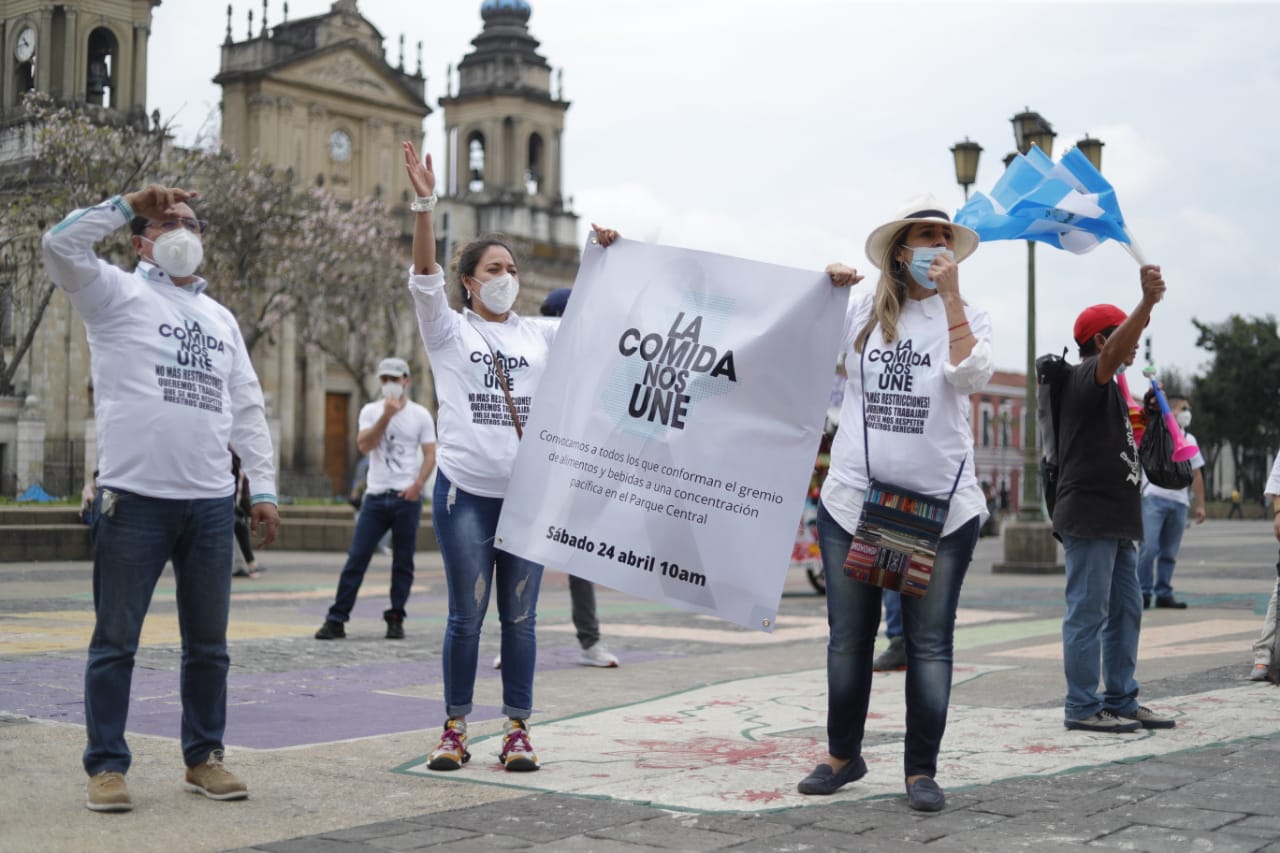 Colaboradores y propietarios de restaurantes volvieron a protestar ante nuevas medidas para prevenir pico de contagios de covid-19. (Foto Prensa Libre: Esbin García)