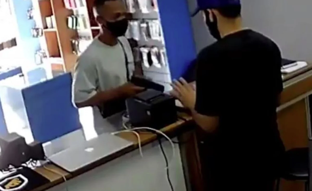 Hombre roba en tienda y el dueño le dispara cuando iba a huir. (Foto Prensa Libre: Twitter)