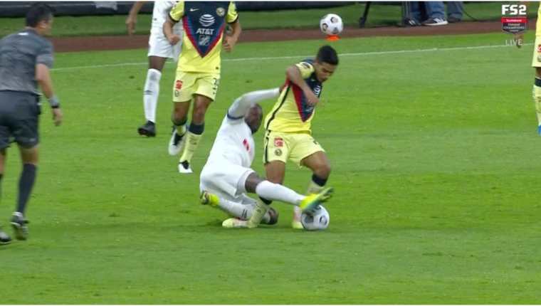 Este fue el momento en que el jugador del Olimpia Yustin Arboleda lesiona al seleccionado nacional Jesús López que juega en el América. Foto Prensa Libre: Captura de pantalla. 