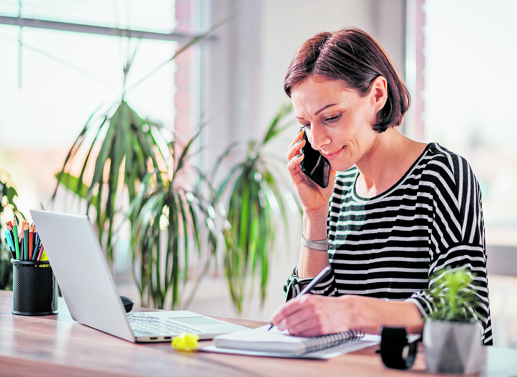Establecer un horario de entrada y salida, como si estuviera en la oficina, mientras trabaja desde casa le ayudará a ser más productivo. (Foto Prensa Libre: Shutterstock).