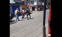 El momento del incidente entre dos particulares y dos agentes de la PM en Malacatán. (Foto Prensa Libre: Tomada de video)
