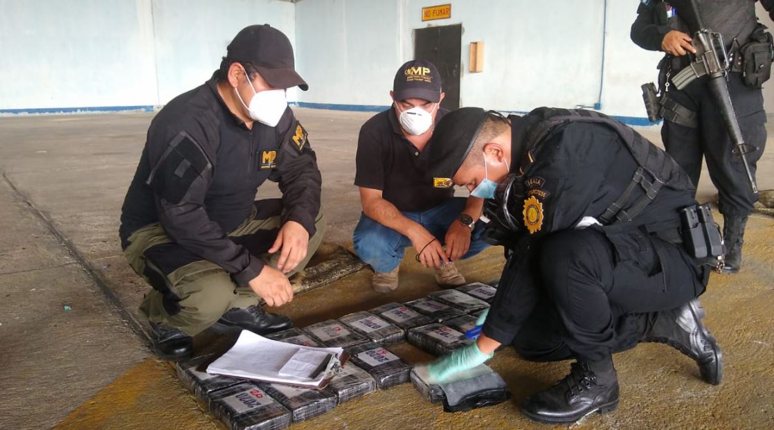 Fiscales del MP y agentes de la PNC durante el conteo de droga en el Comando Aéreo del Norte en Petén. (Foto Prensa Libre: MP)