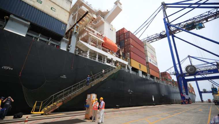 El buque Conti Chivalry de categoría Neo-Panamax operado por la naviera MSC tendrá una frecuencia marítima en Guatemala y puertos del Asia. (Foto Prensa Libre: Carlos Hernández Ovalle)  