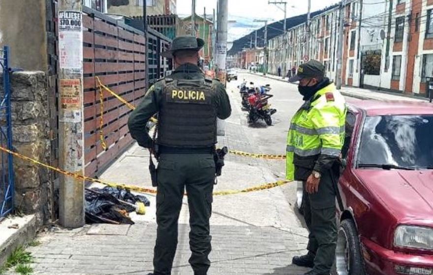 Lugar donde un perro murió de forma violenta en Colombia. (Foto Prensa Libre: Tomada de @PoliciaBogota)