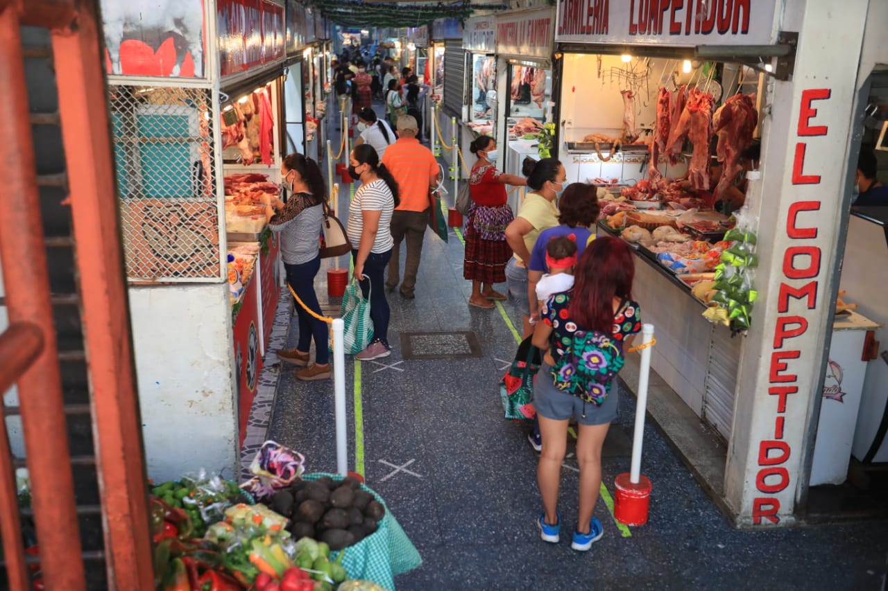 Los mercados amanecieron este sábado con nuevas medidas de bioseguridad para evitar el contagio del covid-19. (Foto Prensa Libre. Carlos Hernández)