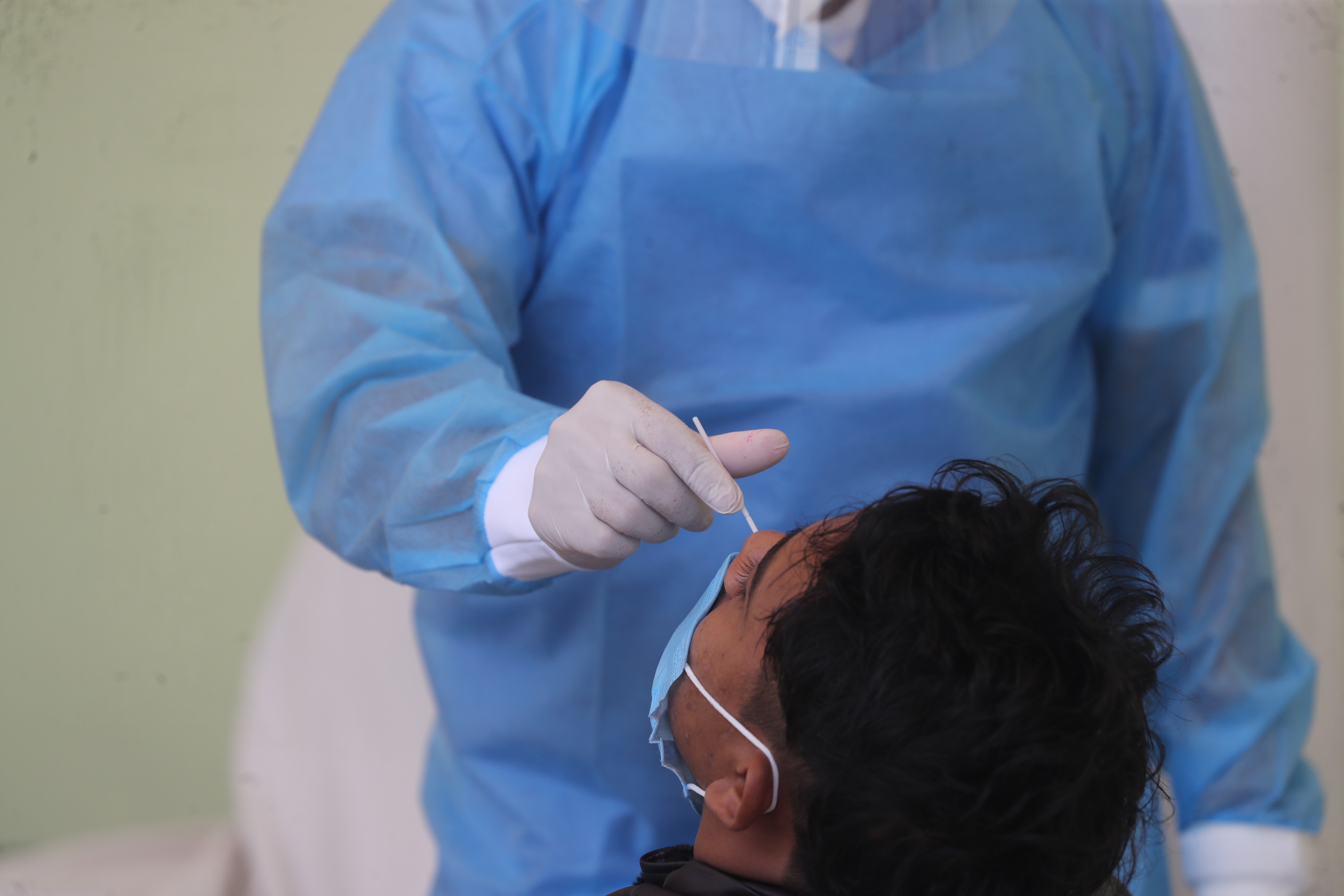 Varias personas se hacen la prueba de coronavirus en el IGSS de la zona 9. (Foto Prensa Libre: HemerotecaPL)