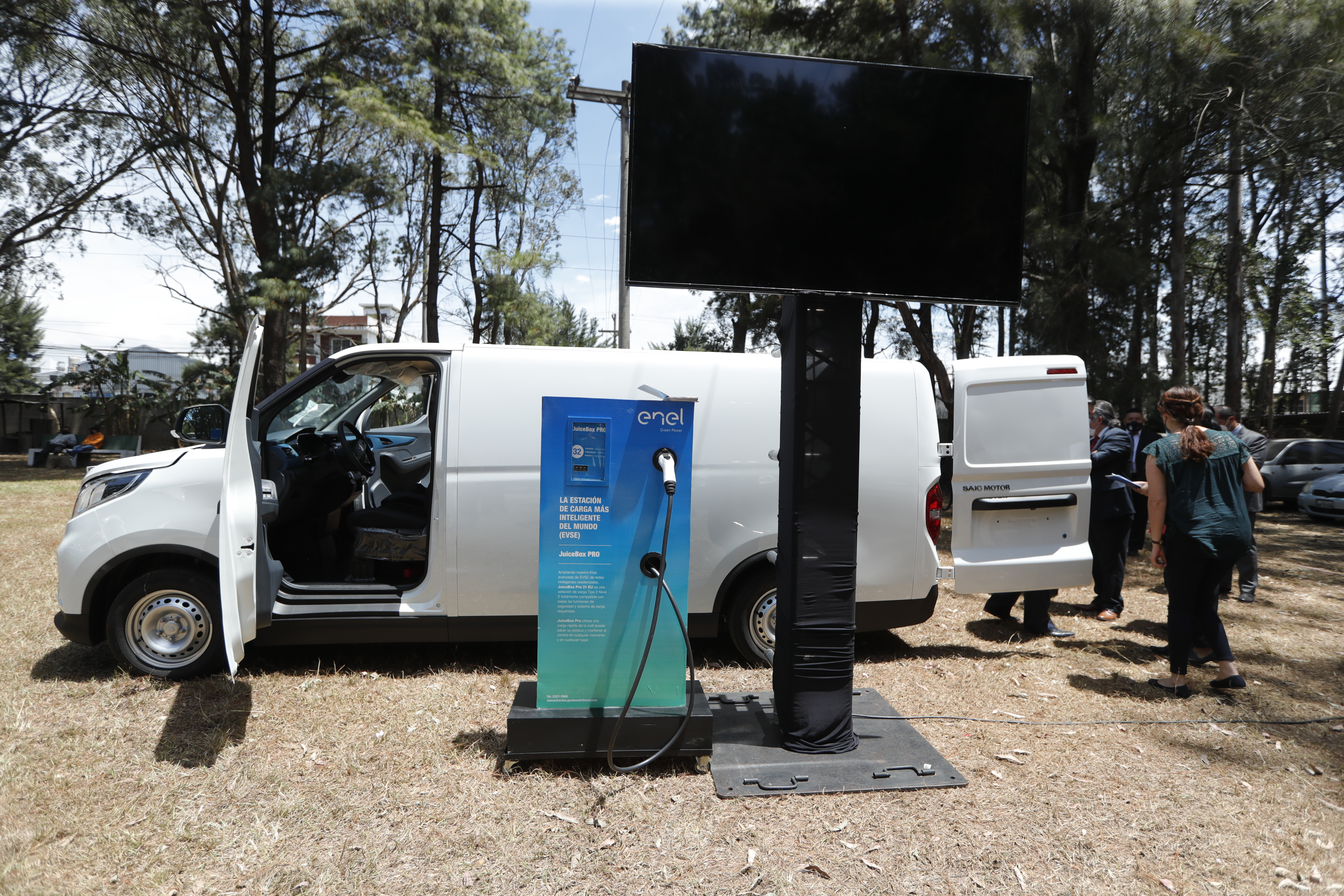 En el país están activos alrededor de 240 vehículos eléctricos, según Amegua, la cual realizó junto al MEM una exhibición de varias unidades. (Foto, Prensa Libre: Esbin García).