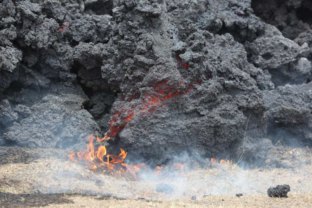Flujo de lava del volcán Pacaya se acerca a las aldeas El Patrocinio y El Rodeo, donde persiste la alarma