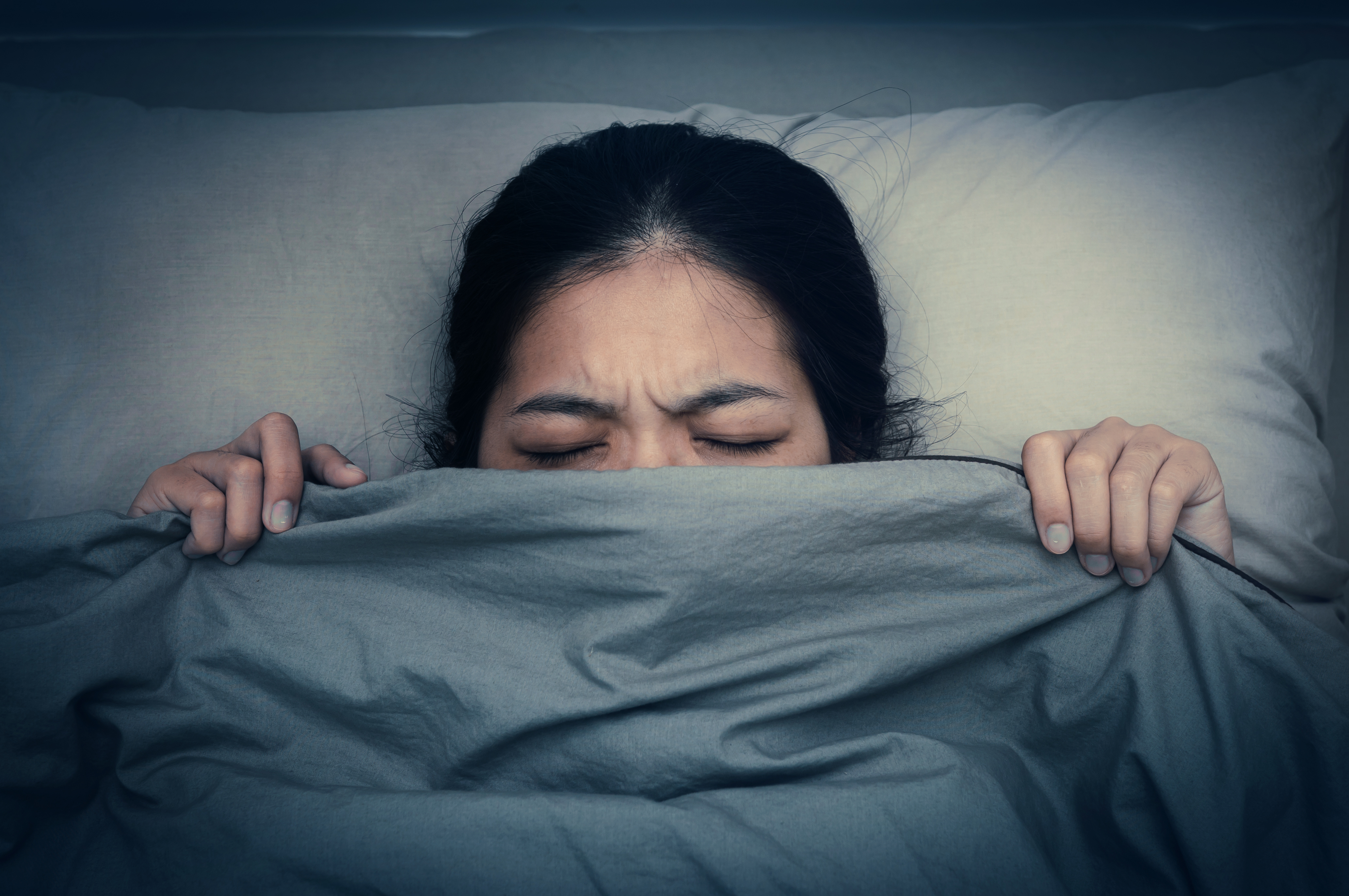 Las pesadillas ocurren durante el sueño REM.