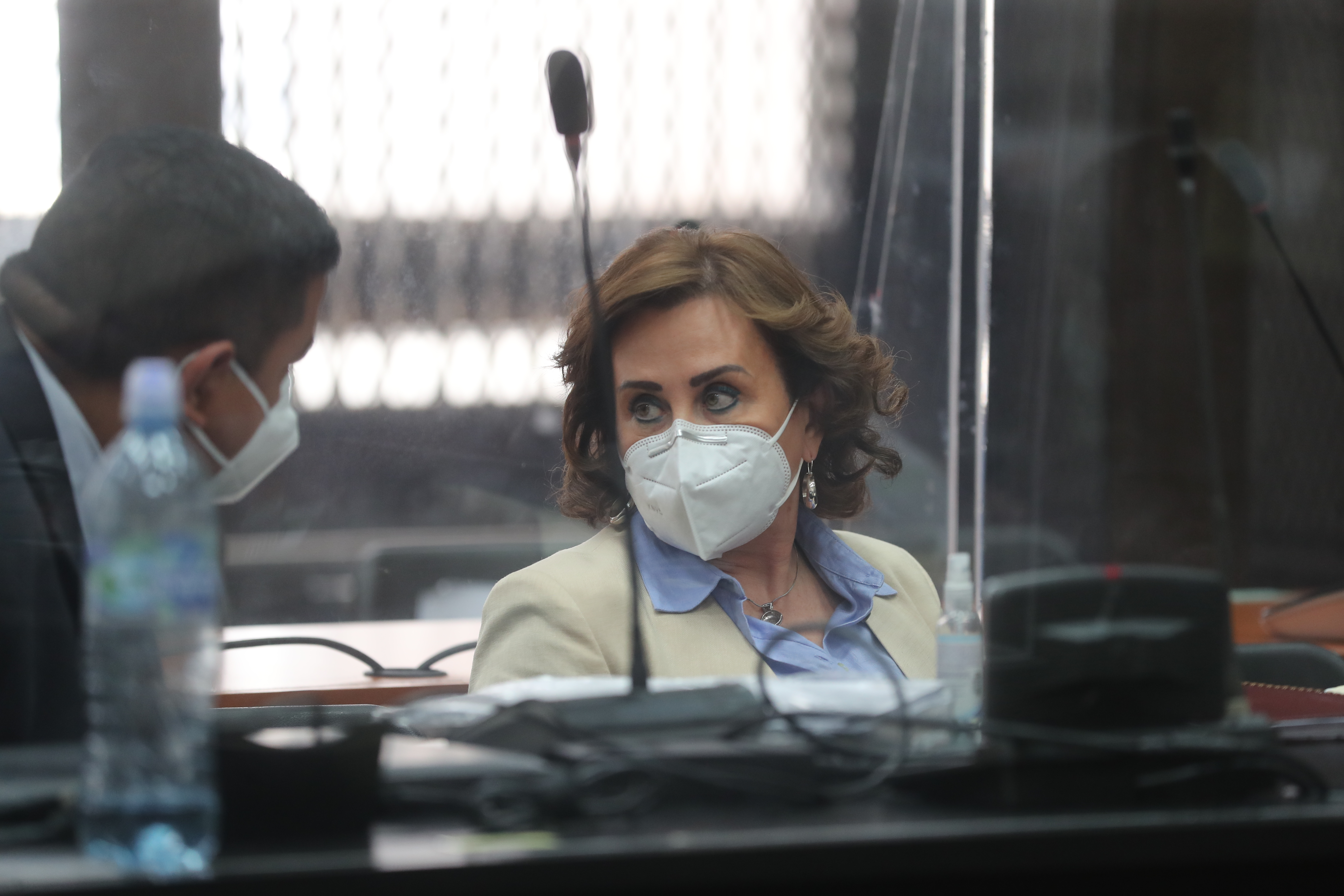 Sala de Mayor Riesgo revoca prohibición de hacer política y arresto domiciliario a Sandra Torres