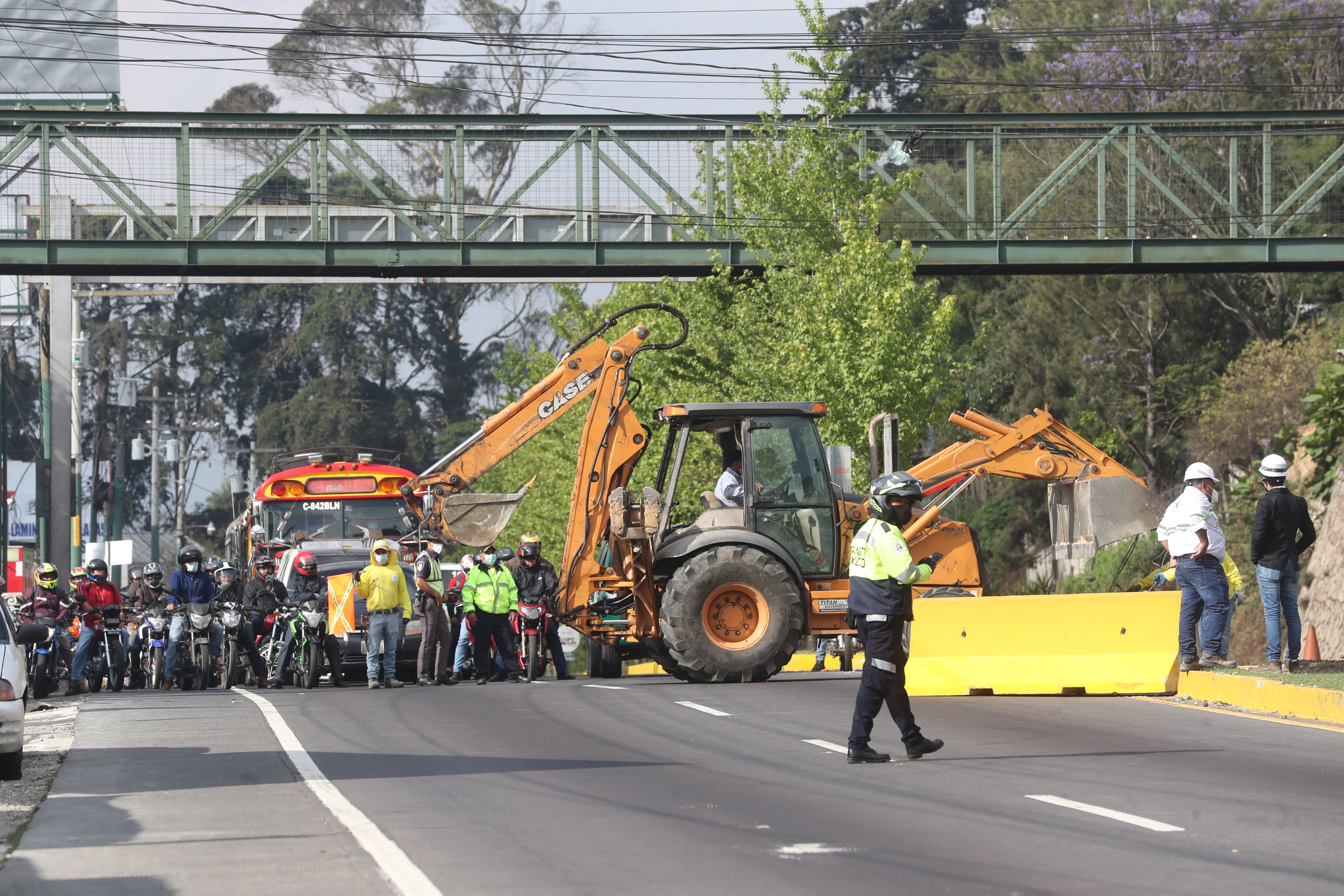 Trabajos que se realizaban para la construcción del paso a desnivel en San Lucas Sacatepéquez el 26 abril de 2021. (Foto Prensa Libre: HemerotecaPL)