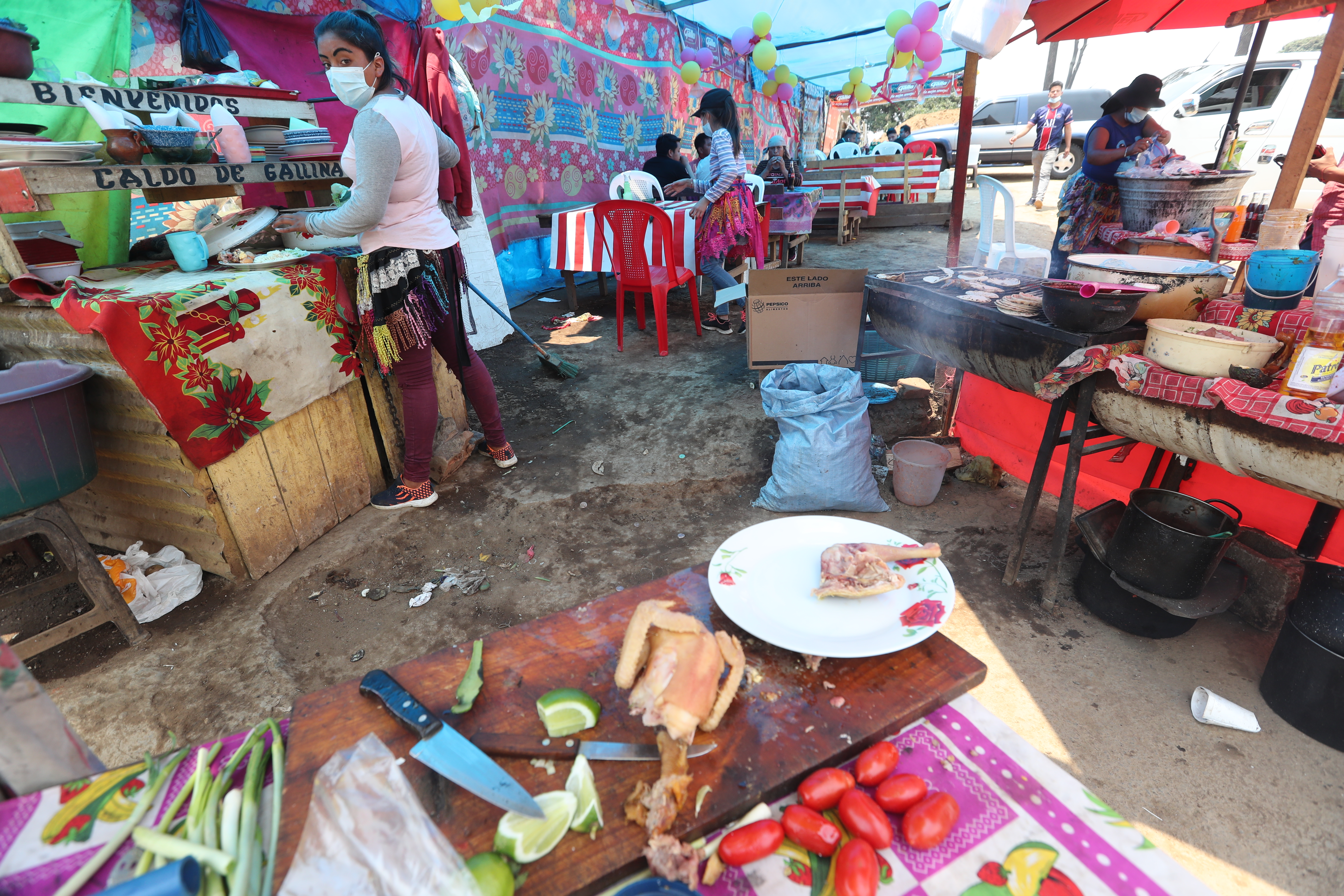 Ventas de alimentos sobre el libramiento de Chimaltenango que cada vez aumenta más. (Foto Prensa Libre: Érick Ávila)