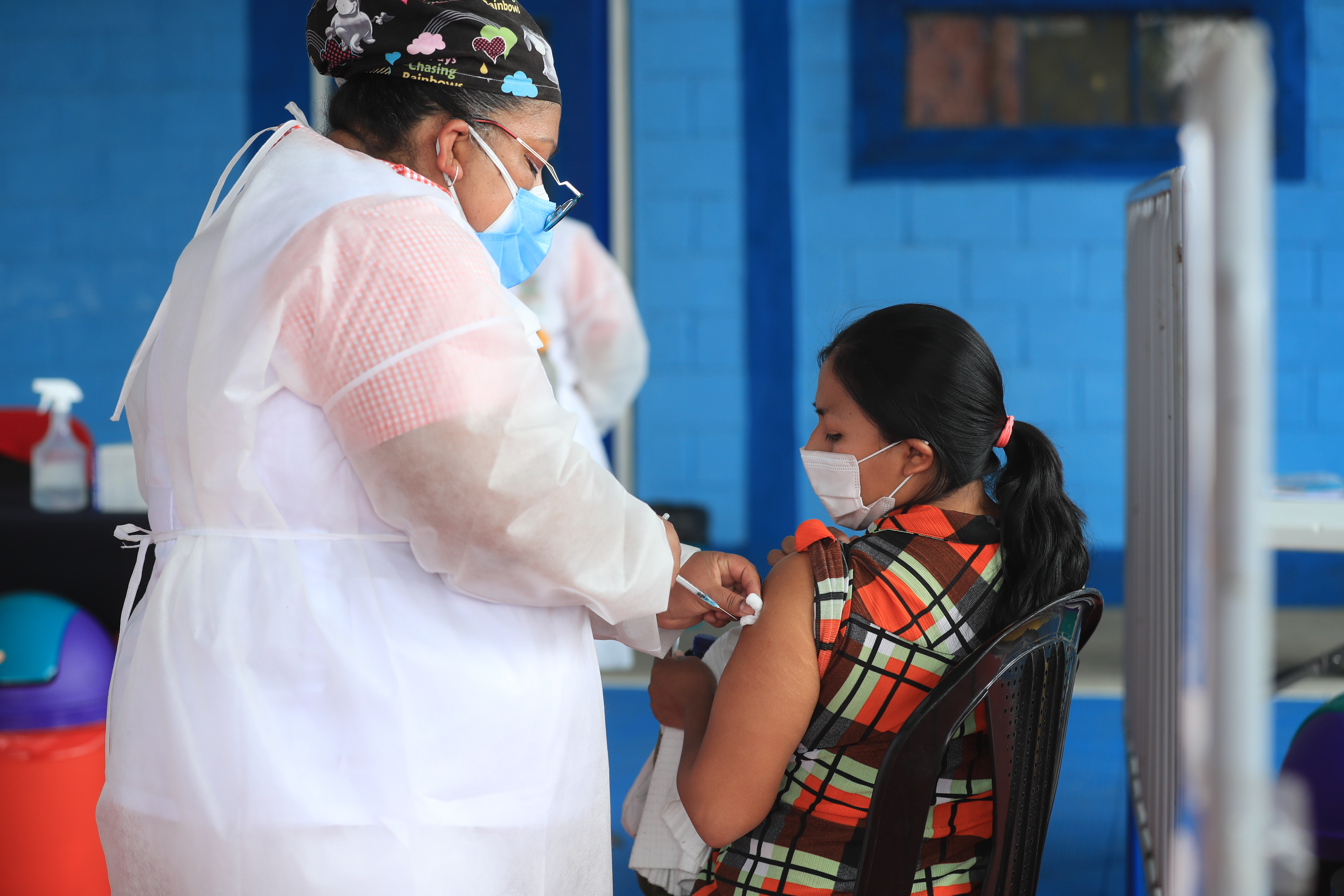 La agencia de calificación de riesgo Fitch dijo que la campaña de vacunación, en Jamaica, Nicaragua y Guatemala, se ha quedado rezagada en otras regiones del mundo. (Foto Prensa Libre: Hemeroteca)   