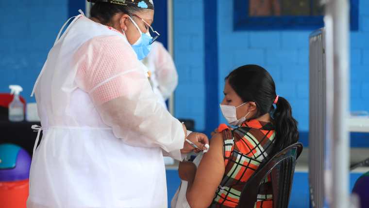 La agencia de calificación de riesgo Fitch dijo que la campaña de vacunación, en Jamaica, Nicaragua y Guatemala, se ha quedado rezagada en otras regiones del mundo. (Foto Prensa Libre: Hemeroteca)   