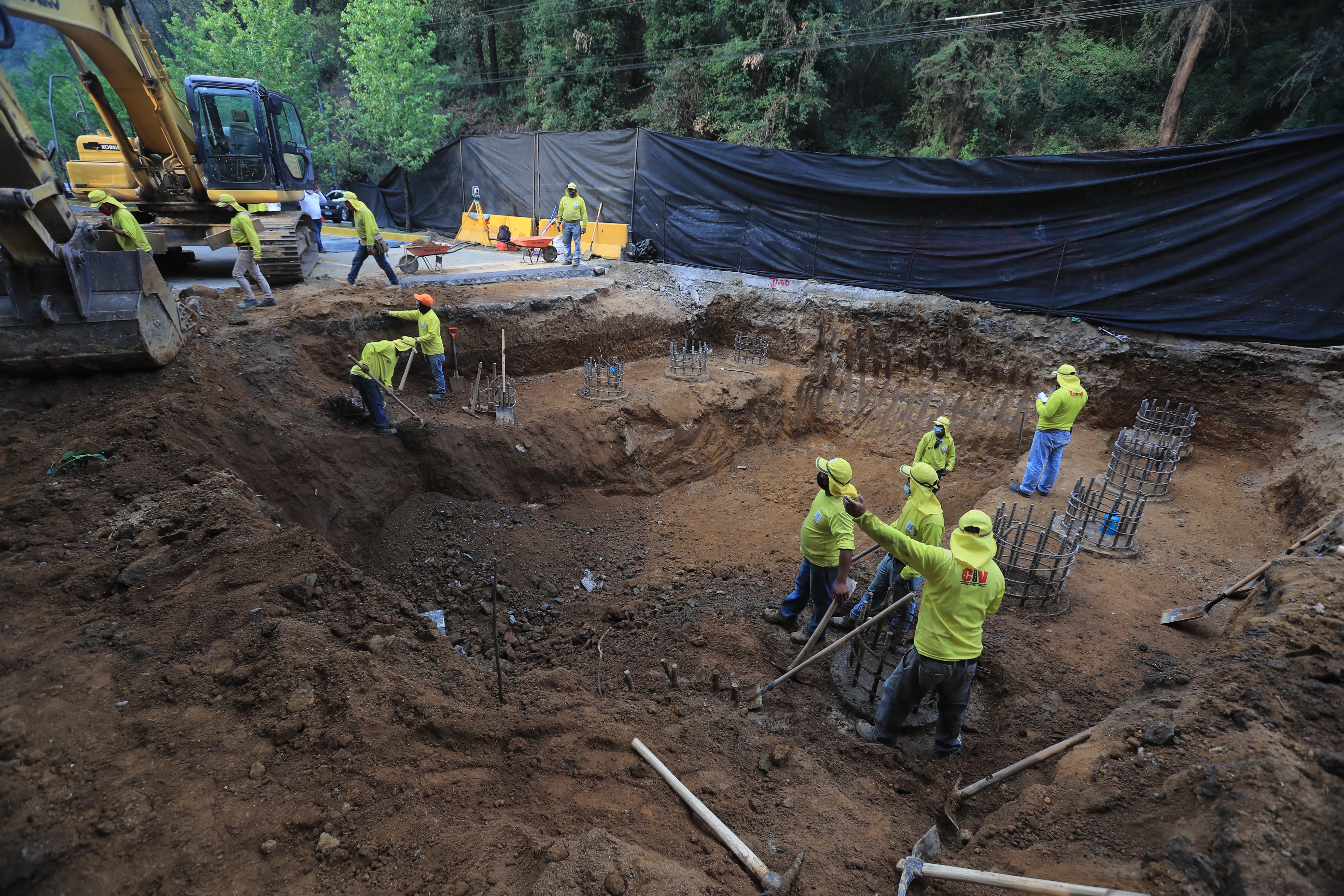 A finales de abril trabajadores comenzaron los trabajos para al construcción del viaducto, luego tuvieron que suspenderlos. (Foto Prensa Libre: Juan Diego González)