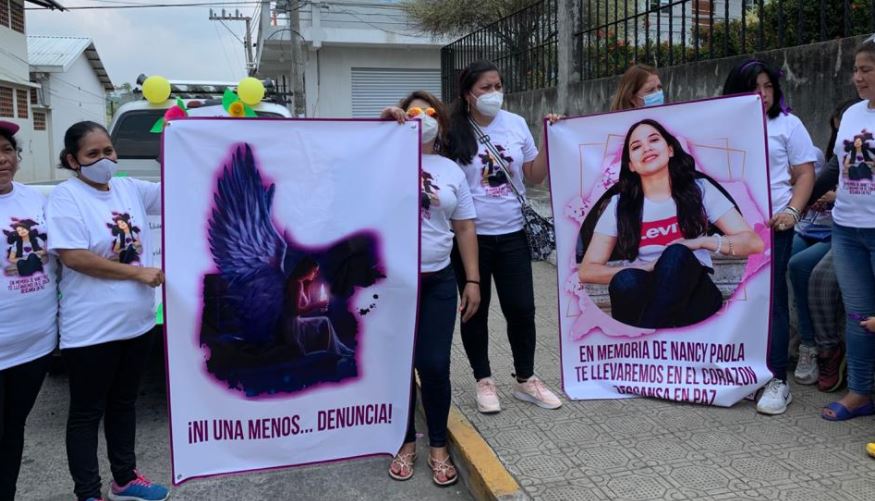 Un grupo de mujeres porta el retrato de Nancy Paola y pide justicia. (Foto Prensa Libre: MaríaJosé Esapaña)