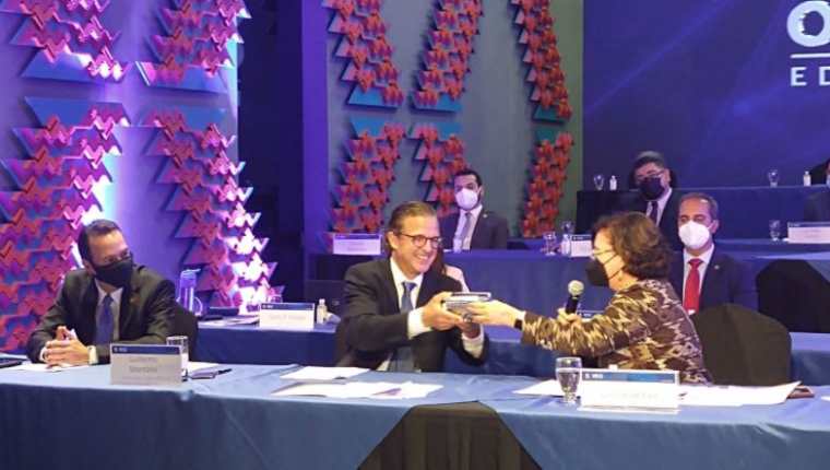 Connie de Paiz entrega presidencia de Agexport a Guillermo Montano. (Foto Prensa Libre: Twitter Agexport)