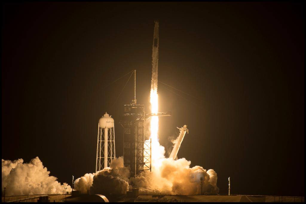 Un cohete Falcon 9 de SpaceX despegó hoy para llevar al espacio una cápsula Dragon tripulada de la misma compañía privada y que ya se había utilizado en la misión Demo-2 el año pasado. (Foto Prensa Libre: NASA)