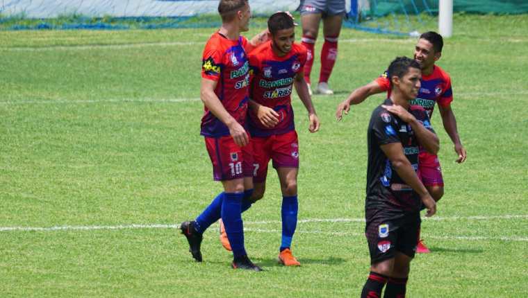 Nelso García es felicitado por sus compañeros en uno de los goles de Iztapa contra Sacachispas. (Foto cortesía AndresNafd).