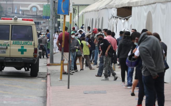 Guatemaltecos hacen fila para hacerse el hisopado. (Foto Prensa Libre: Érick Ávila)