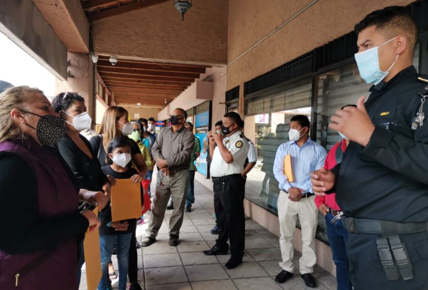 Policía informa a las personas que no serán atendidas en el Centro de Emisión de Pasaportes. (Foto Prensa Libre: Esbin García)