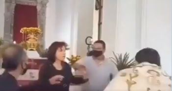 La mujer forcejea con feligreses tras golpear al religioso. (Captura: Twitter/@RafaelDuran_RD)