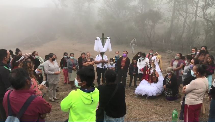 Vecinos de San Vicente Pacaya, Escuintla, participan en ceremonia religiosa para pedir el cese de la erupción del Volcán de Pacaya. (Foto Prensa Libre: Carlos Kestler)
