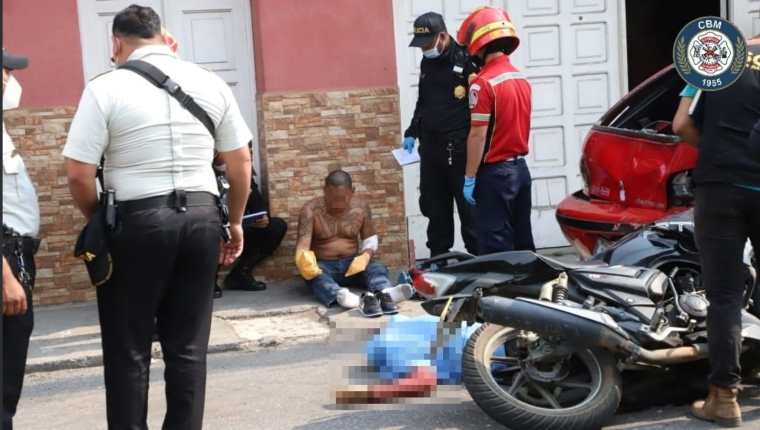 
Uno de los presuntos pandilleros murió en el lugar donde se estrellaron con un carro estacionado. (Foto Prensa Libre: Bomberos Municipales)
