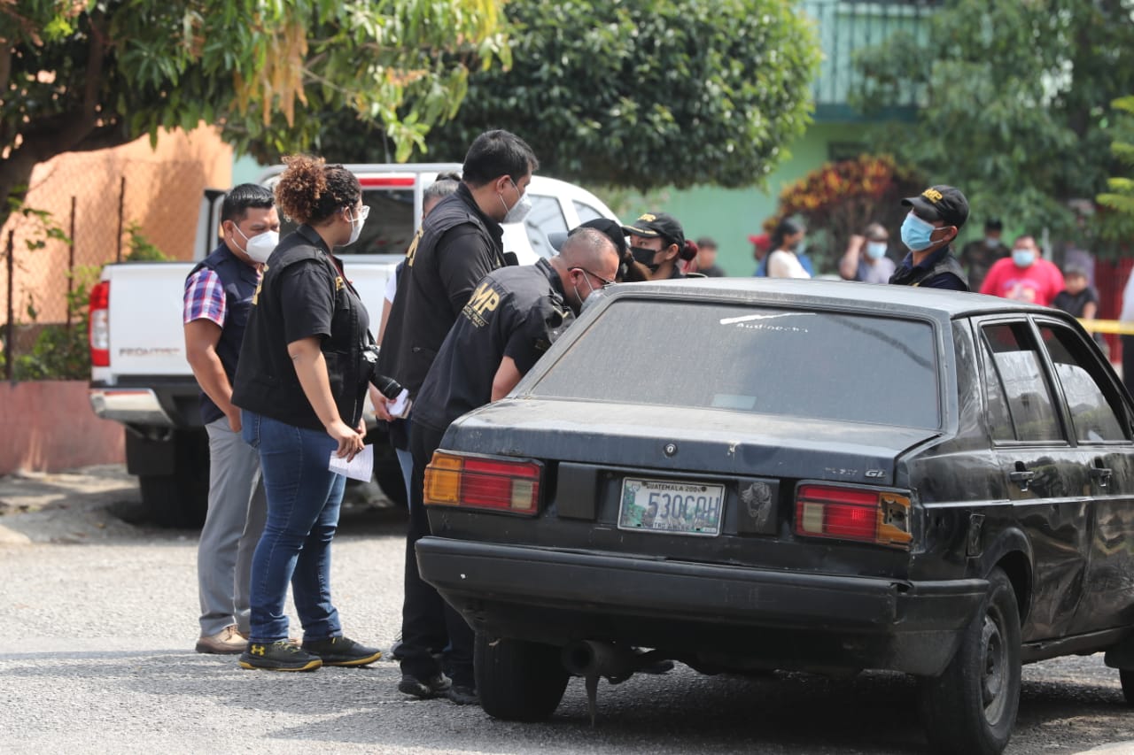 Vecinos de la zona 12 capitalina, colonia La Reformita, se sorprendieron al ver que dos cadáveres fueron abandonados en un vehículo.  (Foto Prensa Libre: Érick Ávila)