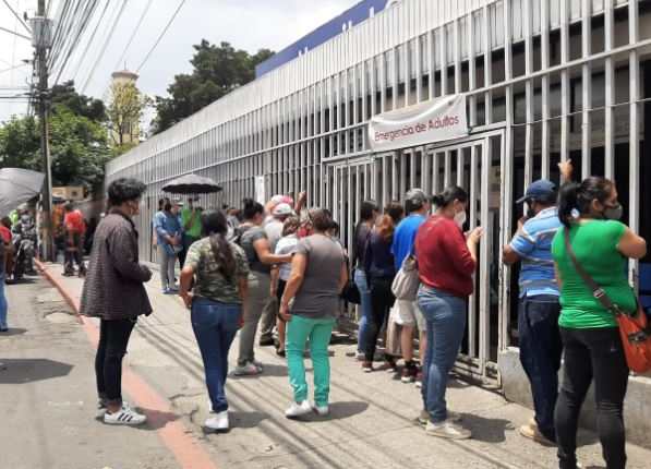 Hospital San de Dios no tiene más espacio para pacientes con covid-19. (Foto Prensa Libre: Andrea Domínguez)