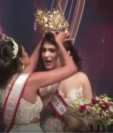 Momento en el que  actual Mrs World 2020, Caroline Jurie, le arrebatara por la fuerza la corona a Pushpika De Silva. (Foto Prensa Libre: Captura de video)