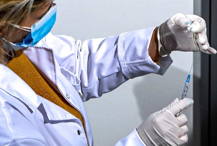 Sputnik V es el nombre elegido por Rusia para comercializar la vacuna contra el covid-19 desarrollada por científicos de ese país. (Foto Prensa Libre: EFE) 