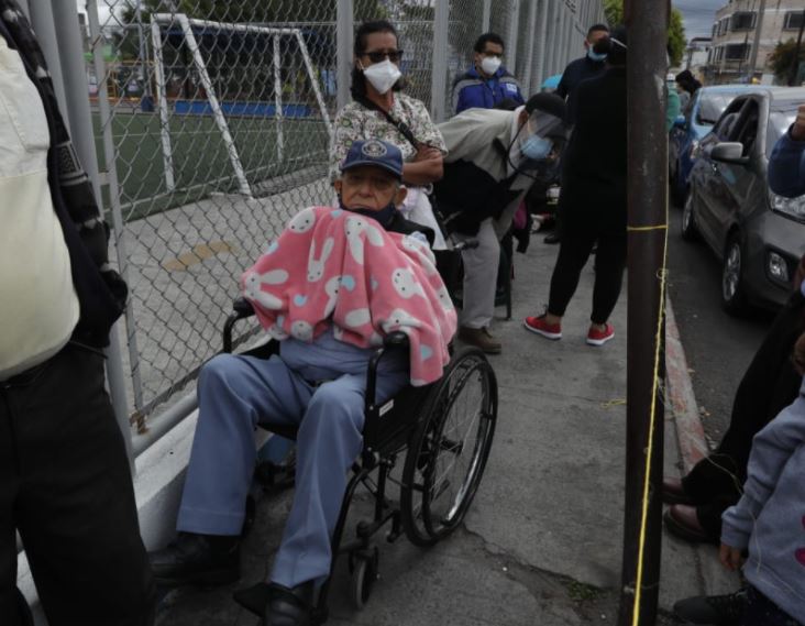 La vacunación de los adultos mayores se ha dado de manera desordenada en los últimos días. (Foto Prensa Libre: Esbin García) 