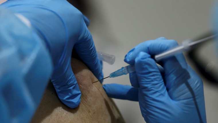 Muchos países avanzan en la vacunación contra le covid-19. (Foto Prensa Libre: EFE)