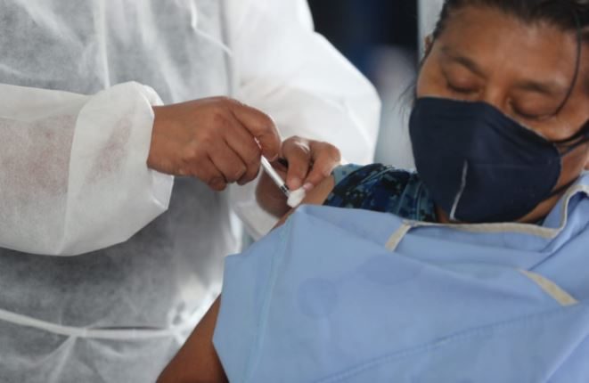 Guatemala vacuna al personal en primera línea en atención de la pandemia. (Foto Prensa Libre: Hemeroteca PL)
