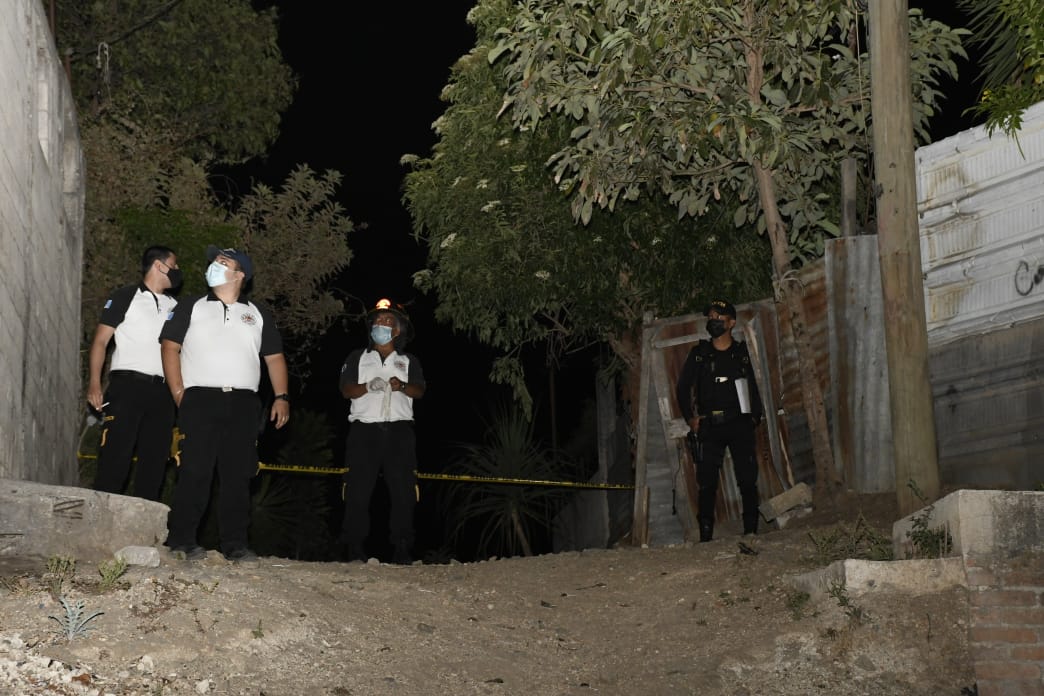 Según la PNC, cinco hombres y una mujer se reunieron en una casa en la zona 4 de Villa Nueva para ingerir licor, pero discutieron y ocurrió una balacera. (Foto Prensa Libre: Bomberos Voluntarios)