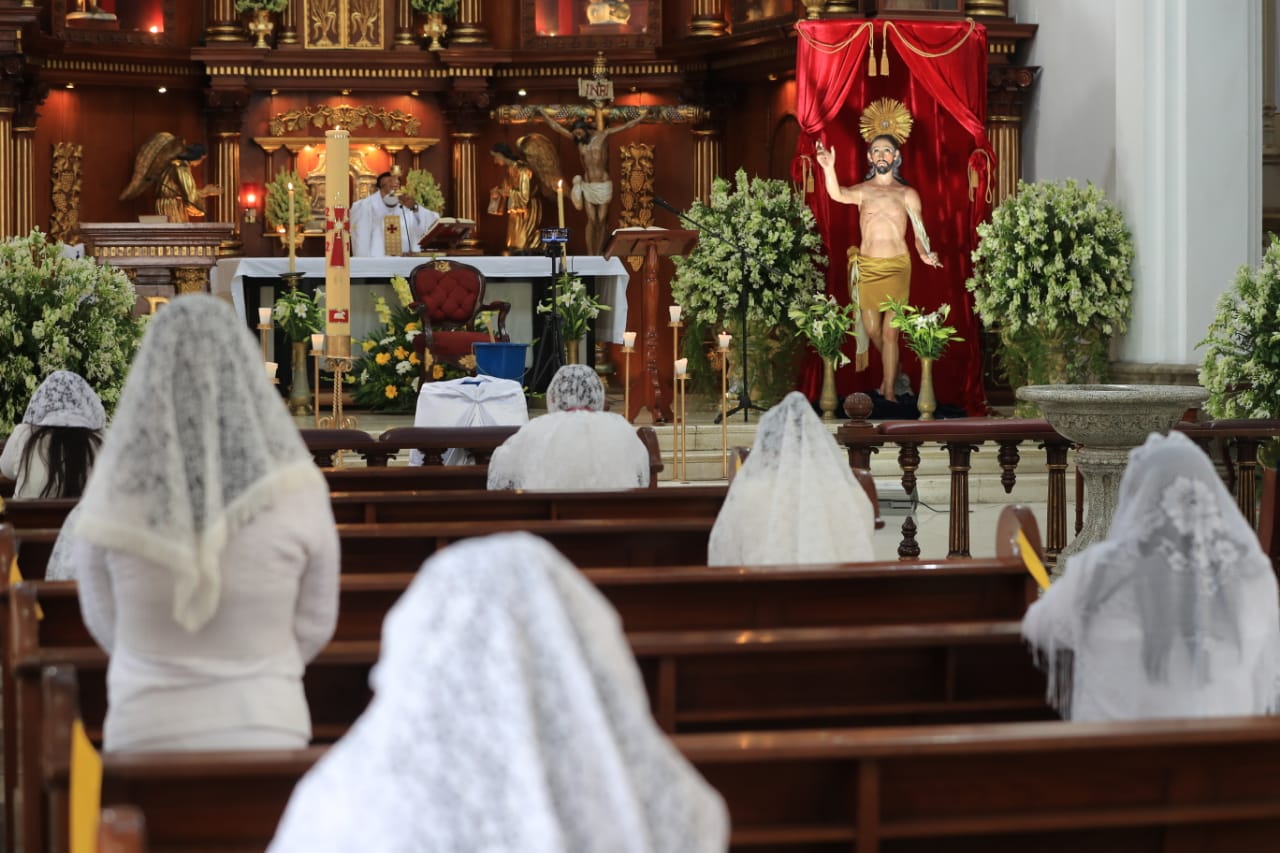 Feligreses celebran la misa del Domingo de Resurrección en la Parroquia de El Calvario. (Foto Prensa Libre: Byron García)