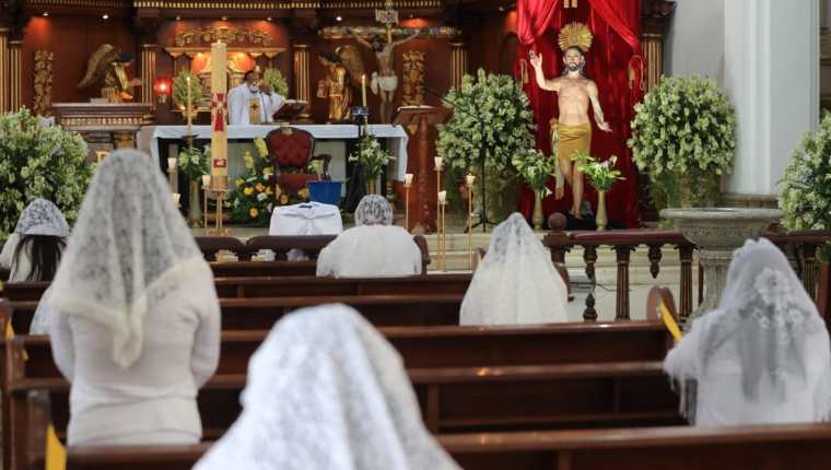 Feligreses celebran la misa del Domingo de Resurrección en la Parroquia de El Calvario. (Foto Prensa Libre: Byron García)