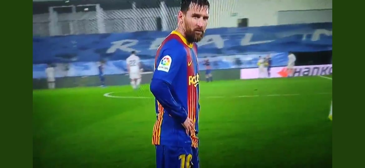 Lionel Messi no aguantó el frío y pidió cambiarse de camisola en pleno partido contra el Real  Madrid. (Foto Prensa Libre).