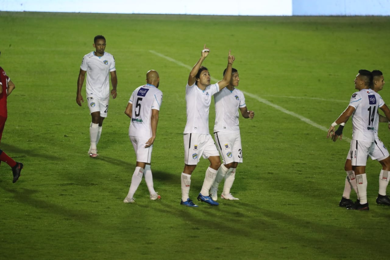 Agustín Herrera festeja  el gol de la victoria de Comunicaciones contra Malacateco. (Foto Prensa Libre: Érick Ávila).