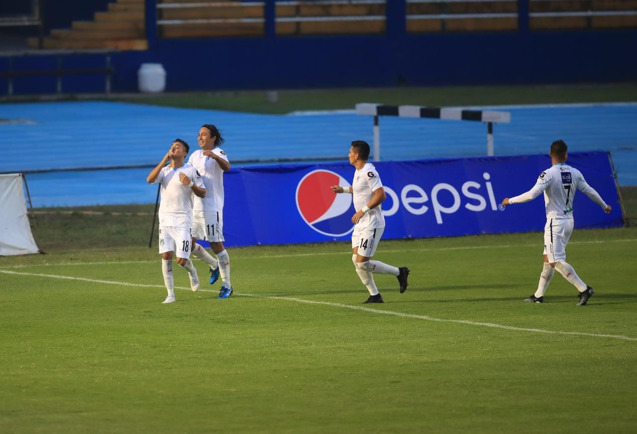 Óscar Santis festeja el primer tanto de Comunicaciones en el triunfo contra Sanarate. (Foto Prensa Libre: Carlos Hernández).